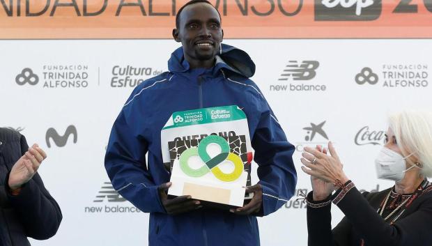 El keniano Lawrence Cherono, entre Juan Roig y Hortensia Herrero, recoge el premio tras ganar el maratón de Valencia Trinidad Alfonso DEP con un tiempo oficioso de 2:05:11