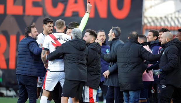El árbitro saca la tarjeta roja a Fran Mérida, centrocampista del Espanyol, en el partido jugado en Vallecas