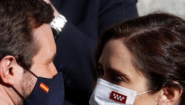 Casado y Ayuso se saludan
