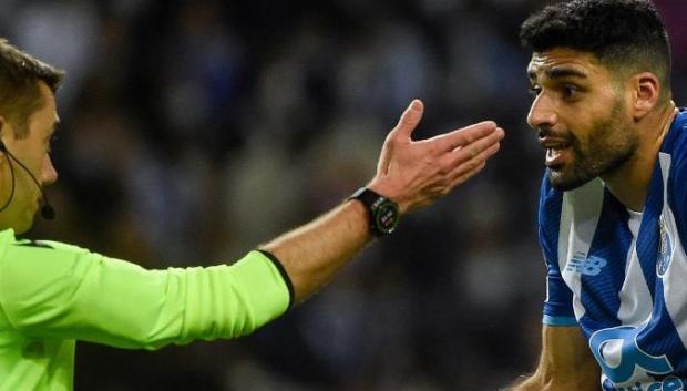 El colegiado Clement Turpin llevaba cero rojas hasta el partido de Do Dragao