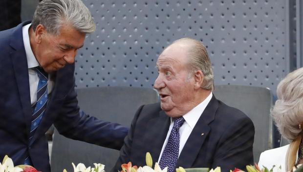 Manuel Santana conversa con los Reyes Juan Carlos I y Sofía
