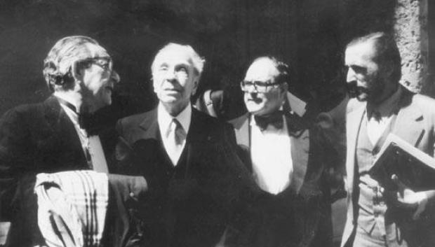 Con Luis Rosales y Jorge Luis Borges en la entrega del Premio Cervantes, Alcalá de Henares, 1980