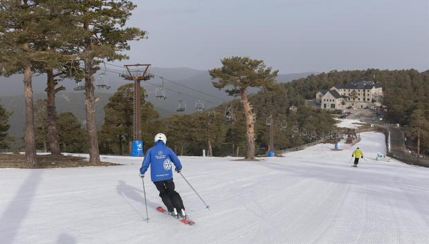 Varios esquiadores en la pista de El Bosque en la estación de esquí de Navacerrada