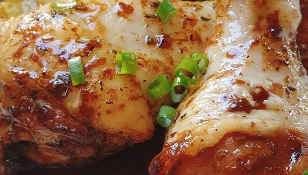 Pollo al horno marinado en soja con patatas aplastadas