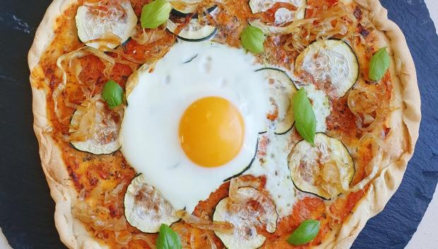 Pizza con tomate, calabacín y huevo