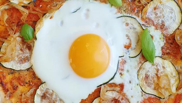 Pizza con tomate, calabacín y huevo