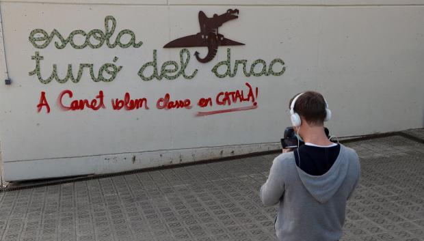 Un operador de TV toma imágenes en la escuela Turó del Drac de Canet de Mar (Barcelona)