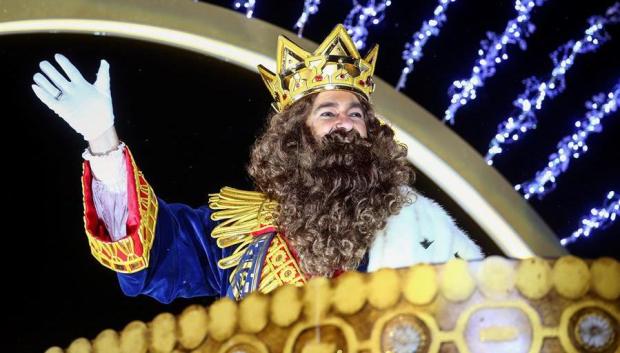 El Rey Gaspar saluda desde su carroza durante la tradicional Cabalgata de los Reyes Magos de Oriente que recorre hoy domingo las calles de Madrid en una noche mágica para niños y mayores