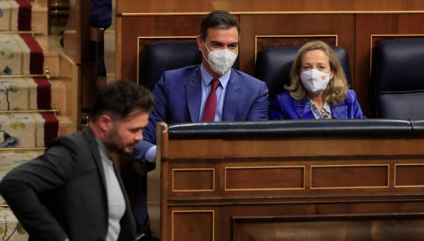 Rufián pasa por delante de Sánchez y de Calviño en el Congreso
