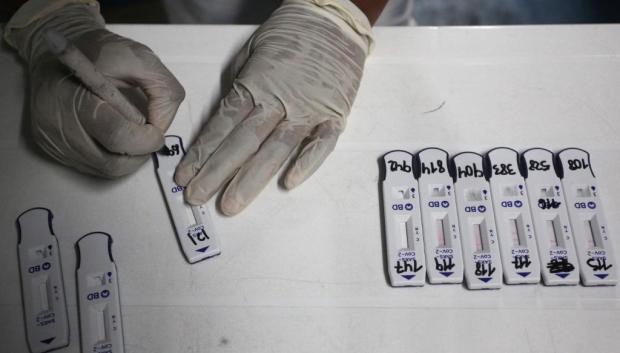 Un sanitario prepara test de antígenos para detectar el coronavirus