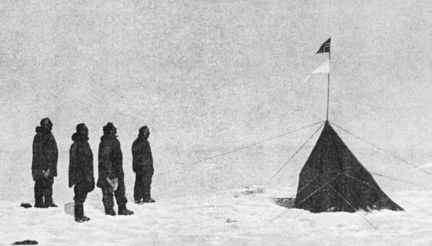 Amundsen junto a los miembros que integraron la expedición. Se puede ver la tienda erigida con la bandera de Noruega