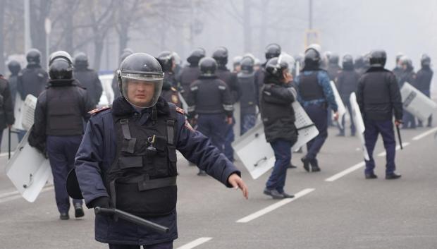 Policías en las calles de Almaty durante las protestas