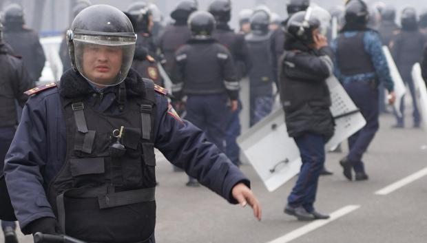 Policías en las calles de Almaty durante las protestas
