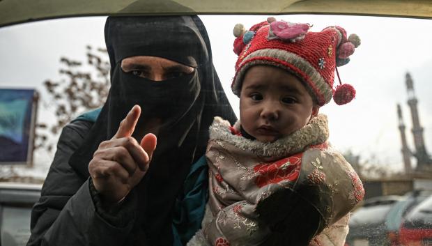 Una mujer con su hijo por las calles de Afganistán