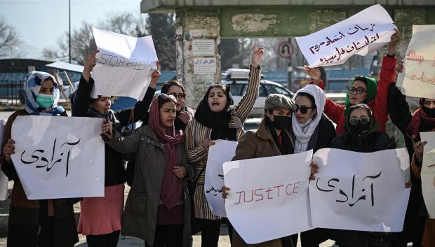 Un grupo de mujeres se manifiesta por sus derechos frente a los talibanes