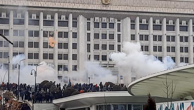 La multitud enfurecida asalta la sede del gobierno de Almaty