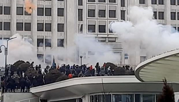 La multitud enfurecida asalta la sede del gobierno de Almaty