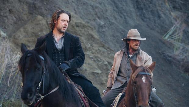El tren de las 3:10 (Amazon Prime Video, Movistar+)
James Mangold dirigió en 2007 a Russell Crowe y Christian Bale en El tren de las 3:10, el western que versionaba la película de 1957 de Delmer Daves con Glenn Ford y Van Heflin como protagonistas. En la versión moderna, Christian Bale es Dan Evans, el ranchero con problemas de dinero que colabora en el traslado del forajido Ben Wade (Russell Crowe) hasta el pueblo donde, a las 3:10 de la tarde, deben coger el tren para llegar a la prisión de Yuma. El tren de las 3:10 es un ejemplo de que no siempre los remakes tienen que ser, necesariamente,  peores que las películas originales en las que se inspiran.
