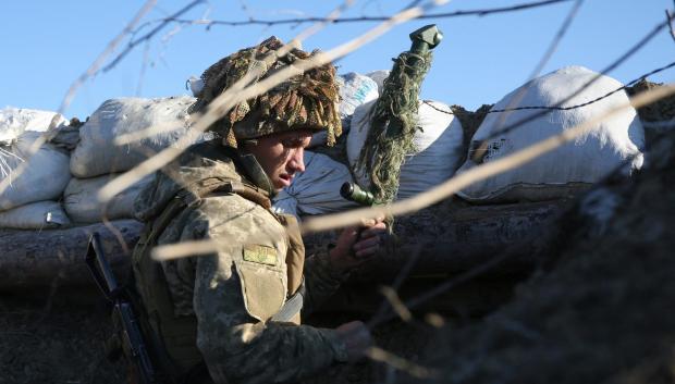 Tareas de vigilancia en la línea de contacto entre Ucrania y la región separatista de Donbás