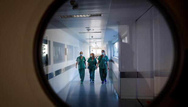 Imagen de archivo de tres sanitarios en un hospital español
