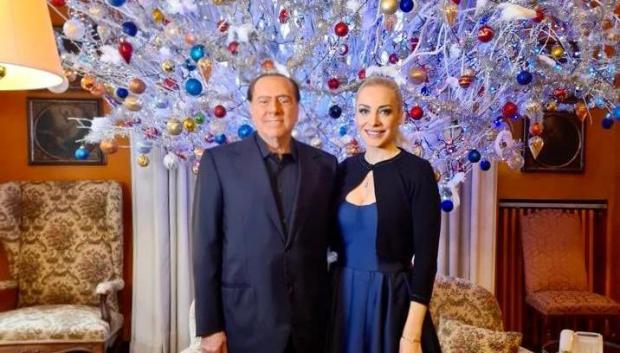 Silvio Berlusconi felicita la Navidad a los italianos junto con su novia Marta Fascina