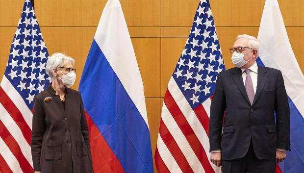 La subsecretaria de Estado de EE. UU., Wendy Sherman (izq.), y el viceministro de Relaciones Exteriores de Rusia, Sergei Ryabkov (der.) en Ginebra