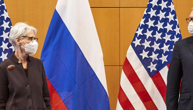 La subsecretaria de Estado de EE. UU., Wendy Sherman (izq.), y el viceministro de Relaciones Exteriores de Rusia, Sergei Ryabkov (der.) en Ginebra