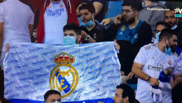 Un seguidor del Real Madrid levanta una bandera del equipo censurada: no tiene la cruz en la corona