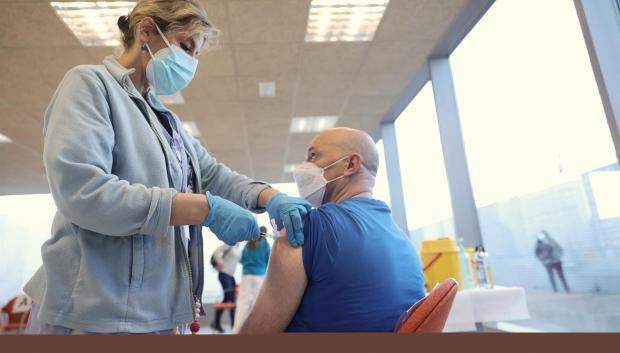 Una enfermera inyecta la vacuna contra el Covid-19, en el Hospital Infanta Sofía