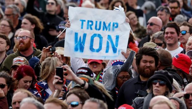 Seguidores de Trump defienden en pancartas que no perdió las elecciones a la Casa Blanca