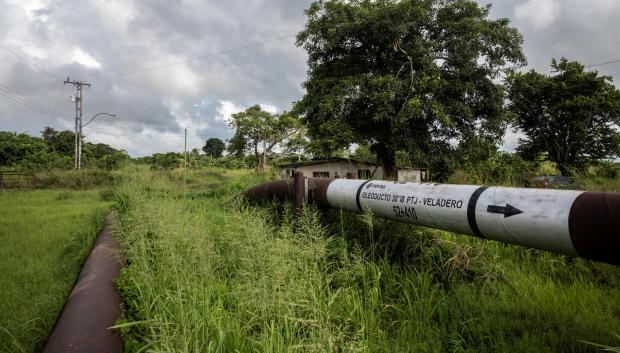 Vista de un oleoducto abandonado de la estatal Petróleos de Venezuela (PDVSA)