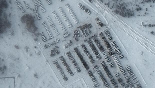 Las imágenes muestran tanques, carros de combate y barracones