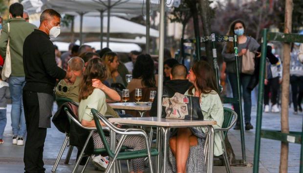 31-03-2021 Varias personas, en la terraza de un bar, a 31 de marzo de 2021, en Madrid (España), La tarde de este miércoles comienza la Semana Santa para muchos madrileños, que han acudido a las terrazas de los bares de la capital. Hostelería de España reclamó ayer el cese de la "estrategia criminalizadora" en el sector de la restauración con medidas restrictivas y pedido que, por el contrario, se trabaje junto al sector a través de medidas en positivo, como puede ser el pasaporte sanitario que permita la movilidad a las personas vacunadas y se fomente así el turismo seguro.
POLITICA 
Ricardo Rubio - Europa Press