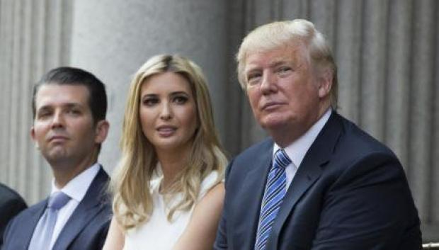 Donald Trump, Eric Trump, Donald Trump Jr., e Ivanka Trump en un cenemoria