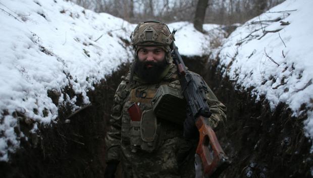 Un soldado ucraniano en la línea de contacto de la región independentista del Donbás