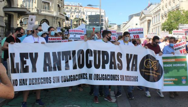 Manifestantes pidiendo una Ley Antiokupas