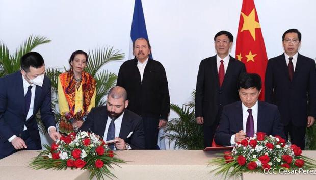 Laureano Ortega Murillo, sentado a la izquierda, detrás su padres Daniel Ortega y Rosario Murillo