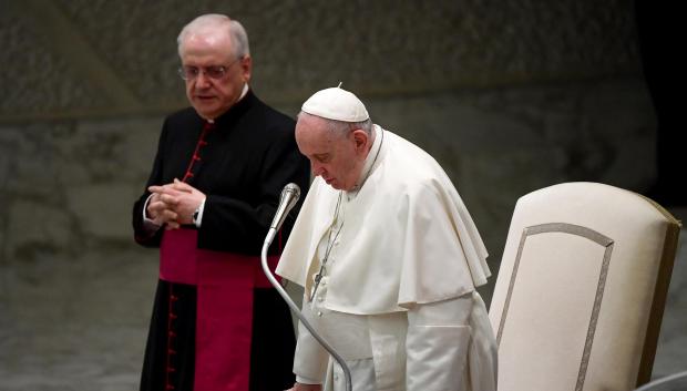 El Papa Francisco junto a Leonardo Sapienza, durante la audiencia general de este miércoles 26 de enero