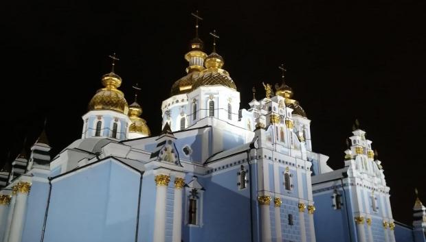 Al caer la noche los alrededores de la catedral de Kiev pierden la mirada habitual de los turistas