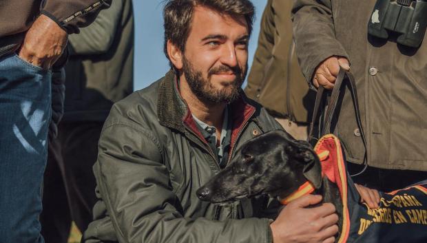El candidato de Vox a la Junta de Castilla y León, en el acto de campaña del campeonato de galgos, en Navas del Rey, Valladolid