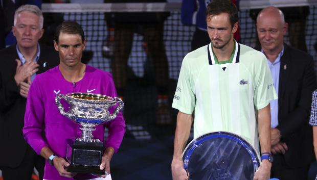 Rafael Nadal y Daniil Medvedev con sus trofeos en la final del Open de Australia