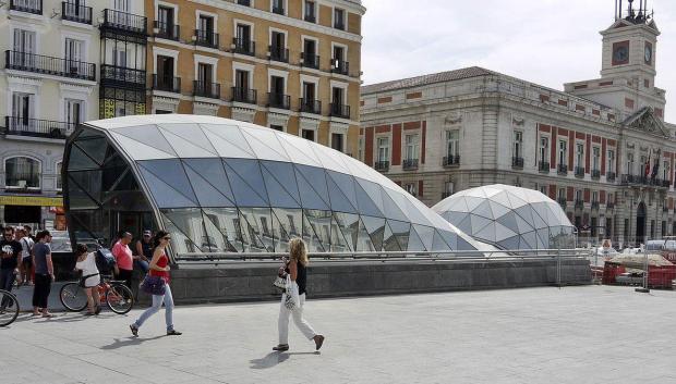 puerta del sol madrid ballena