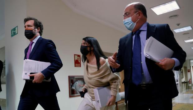 Iván Espinosa de los Monteros junto a los diputados Ignacio Gil y Macarena Olona tras la Junta de Portavoces del Congreso celebrada esta martes