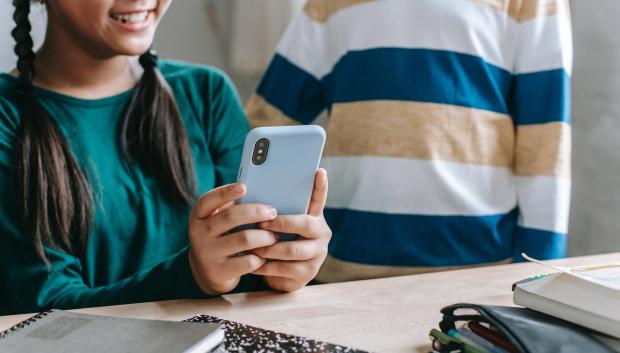 Un uso excesivo de las redes sociales perjudica el desarrollo físico, social y educativo de los jóvenes