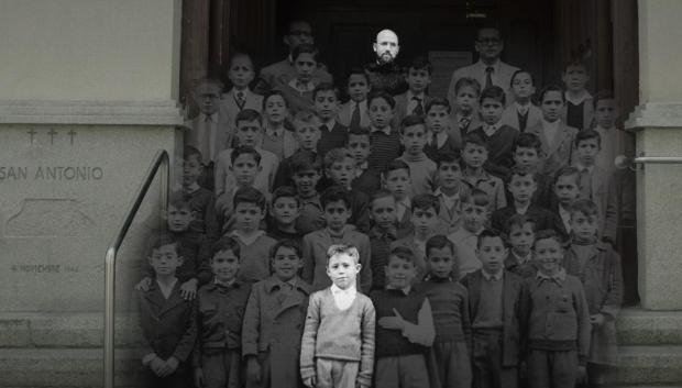 Raphael, los niños del coro de la iglesia de San Antonio y el padre Esterra