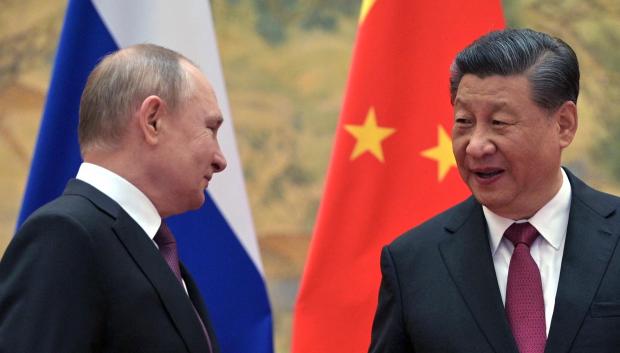 El presidente ruso, Vladimir Putin (izquierda), y el presidente chino, Xi Jinping, durante su reunión en Pekín