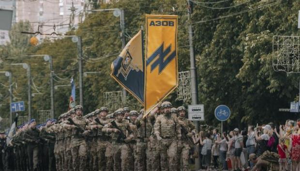 Batallón Azov durante un desfile militar en Ucrania
