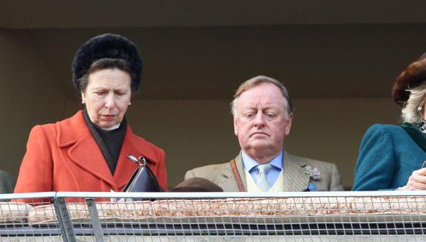 Andrew Parker Bowles, junto a la princesa Ana y Camilla de Cornualles, en 2012