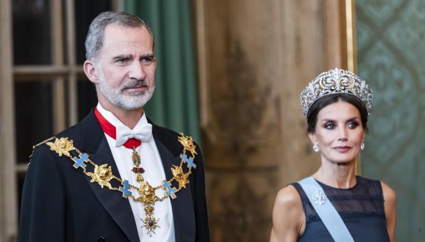 Queen Letizia and  King Felipe of Spain attend a State Banquet in Stockholm, Sweden, 24 November 2021. The Spanish Royals are on a two-day state visit to Sweden.
En la foto toison de oro