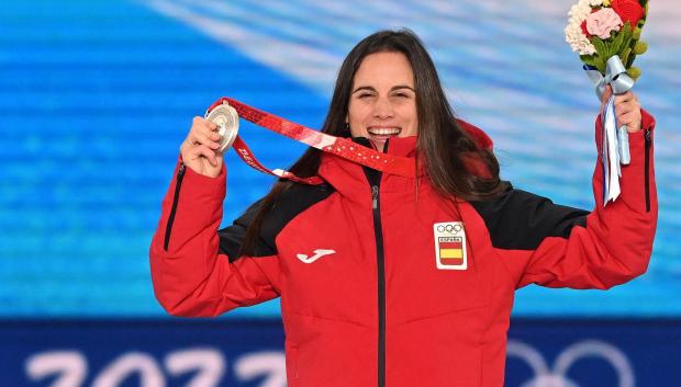 La española Queralt Castellet durante la ceremonia de entrega de medallas en los Juegos de Invierno de Pekín